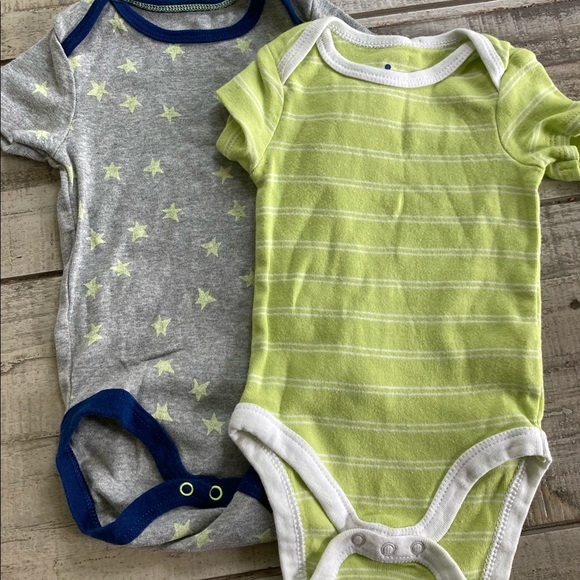 Lot of 7 onesies. - Picture 6 of 8